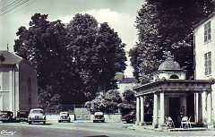 52 Bourbonne Les Bains Place des bains et la Fontaine Chaude